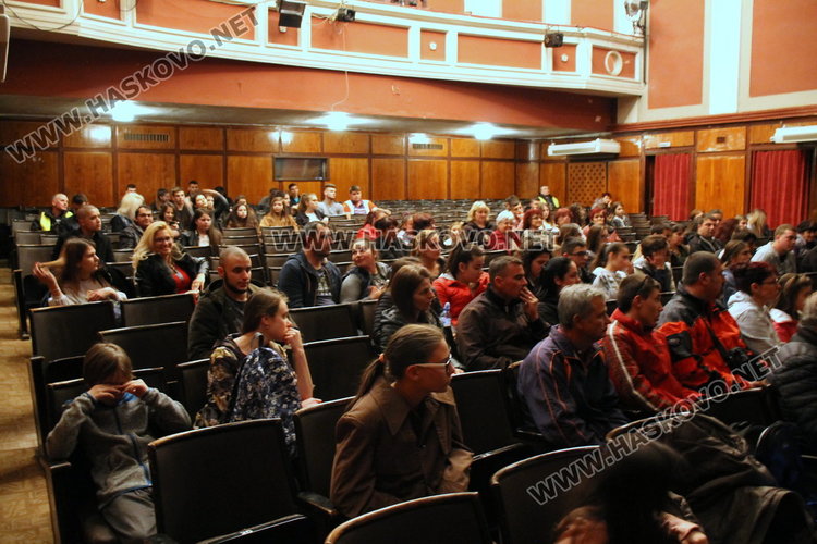 Театралният клоун не само забавлява, той е мислещ, задава въпроси – в Димитровград