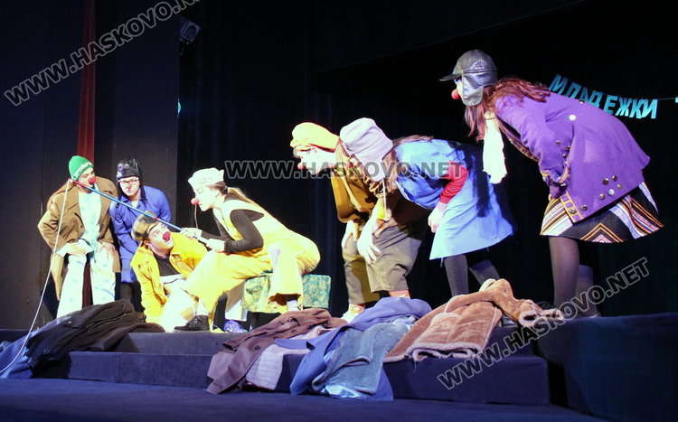 Театралният клоун не само забавлява, той е мислещ, задава въпроси – в Димитровград