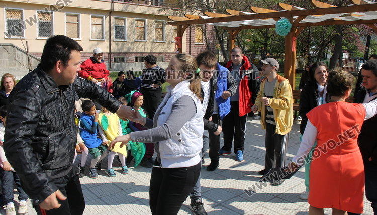 Малчугани от детските градини създадоха празник в двора на Дневения център