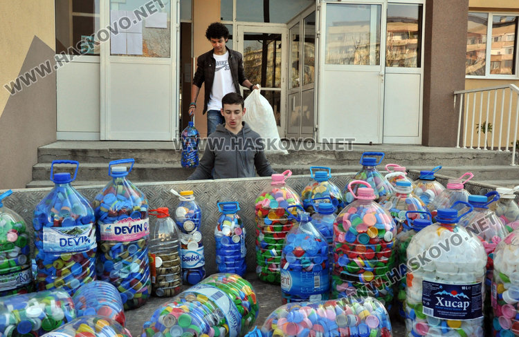 200 кг капачки събраха ученици от Езиковата за закупуване на кувьоз