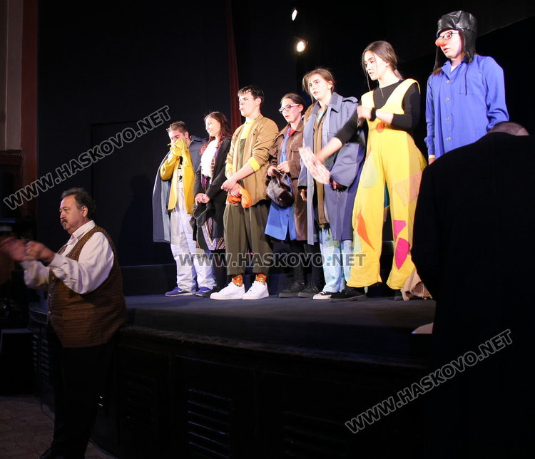 Театралният клоун не само забавлява, той е мислещ, задава въпроси – в Димитровград