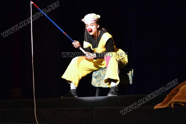 Театралният клоун не само забавлява, той е мислещ, задава въпроси – в Димитровград
