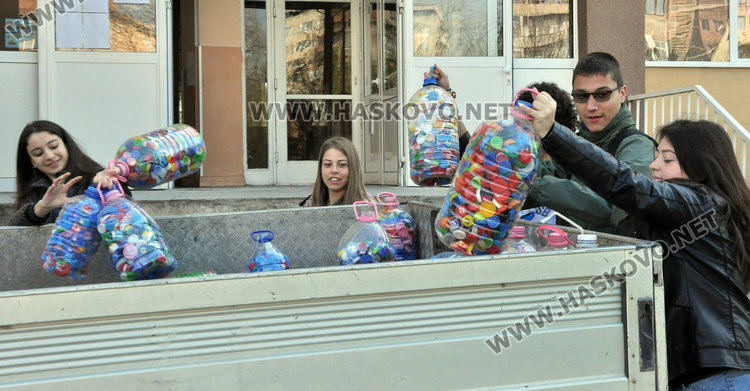 200 кг капачки събраха ученици от Езиковата за закупуване на кувьоз