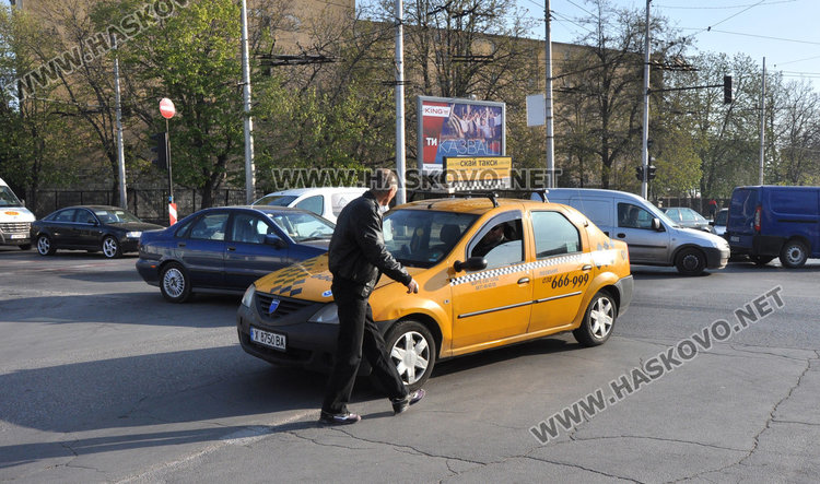 Двойна катастрофа на кръстовището до Цигарената на неработещ светофар