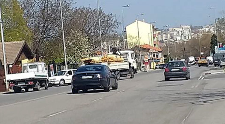 Читател: шофьори пердашат в насрещното по Кърджалийска