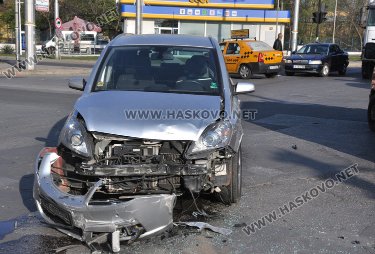 Двойна катастрофа на кръстовището до Цигарената на неработещ светофар