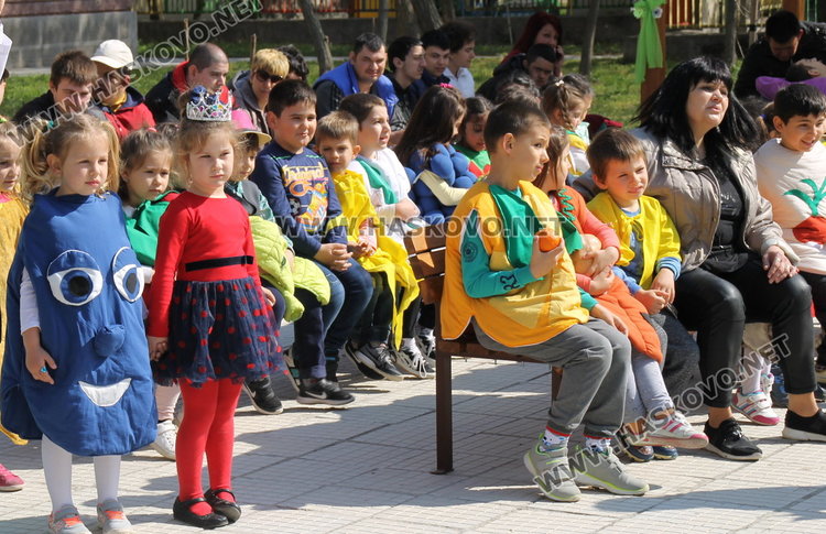 Малчугани от детските градини създадоха празник в двора на Дневения център