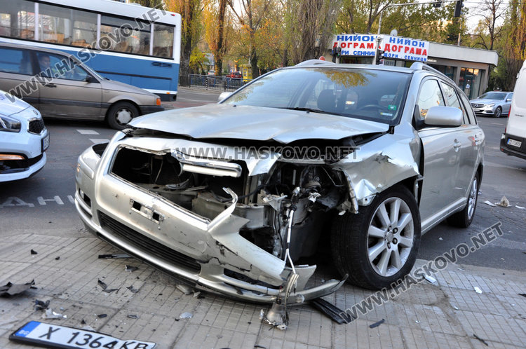 Рено и Тойота се разбиха на кръстовището до Зеленчуковия пазар