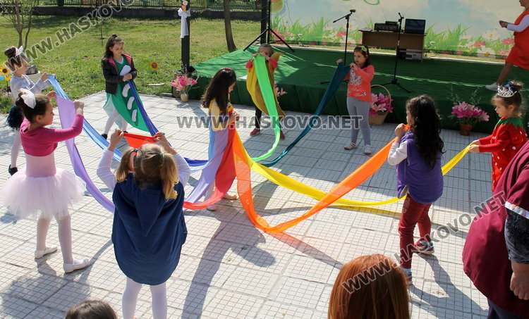 Малчугани от детските градини създадоха празник в двора на Дневения център