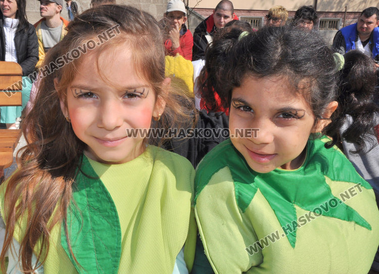 Малчугани от детските градини създадоха празник в двора на Дневения център