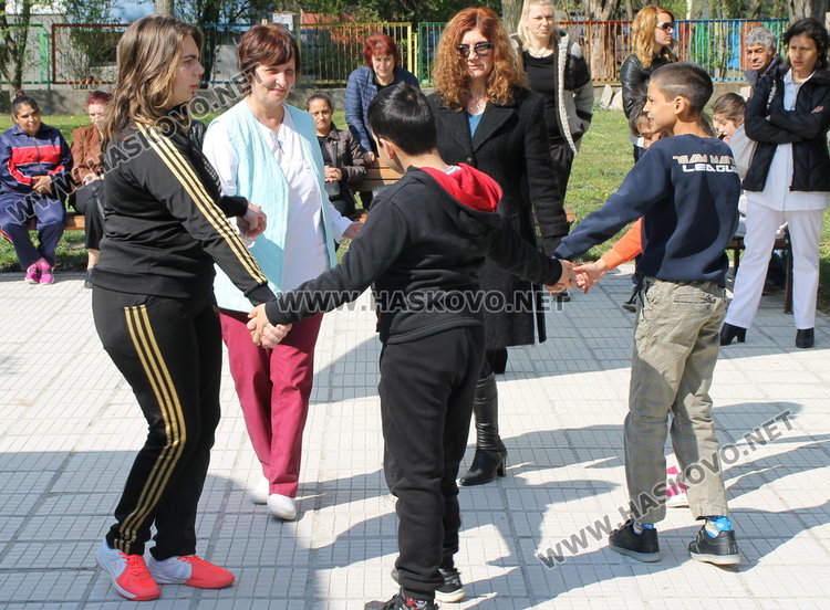 Малчугани от детските градини създадоха празник в двора на Дневения център