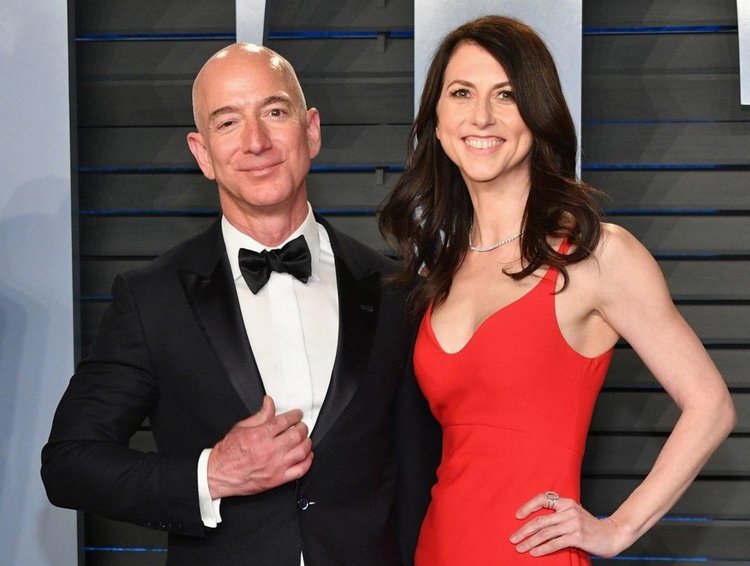 Рекорд: Бившата на Джеф Безос получава 35 милиарда долара от развода