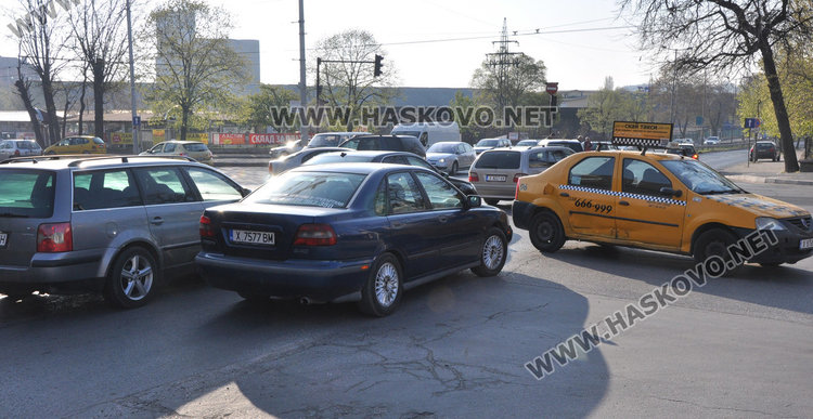 Двойна катастрофа на кръстовището до Цигарената на неработещ светофар