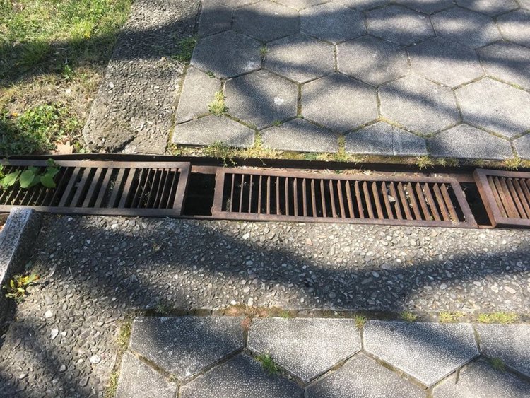 Площадът пред читалището в Първомай е като площадка от „Сървайвър“ за децата ни