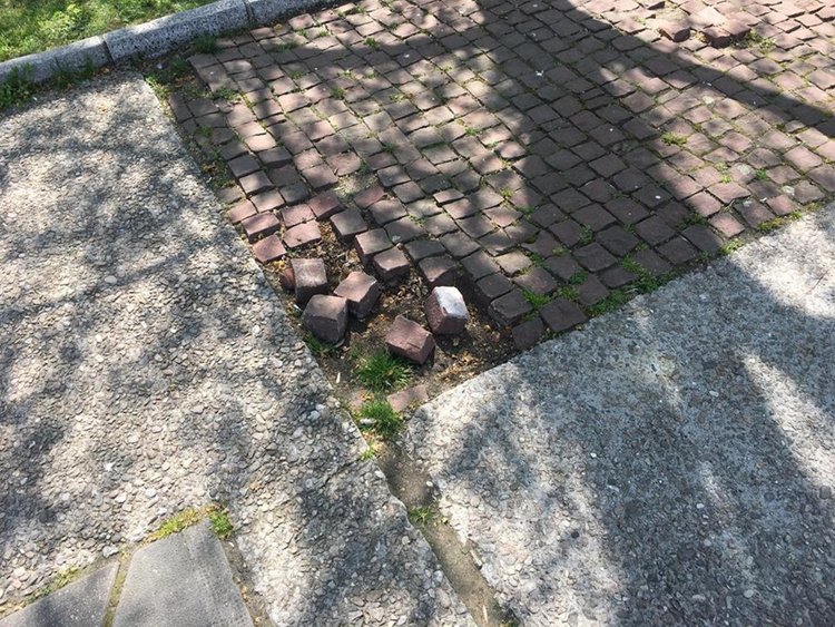 Площадът пред читалището в Първомай е като площадка от „Сървайвър“ за децата ни