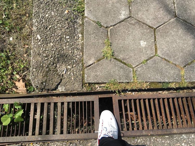 Площадът пред читалището в Първомай е като площадка от „Сървайвър“ за децата ни