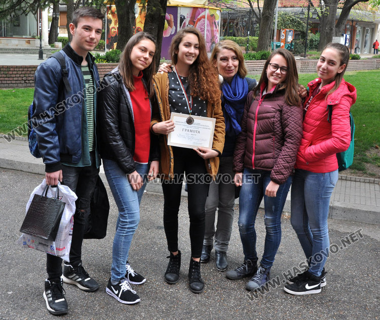 Отборът на Хасково /Дарена Георгиева в средата, до нея вдясно Ваня Гочева/