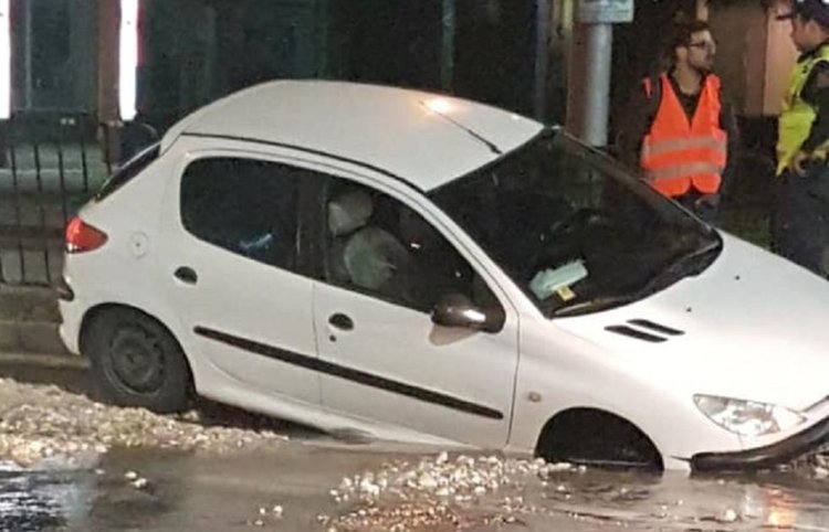 Кола пропадна в изкоп от ВиК ремонт в Пловдив