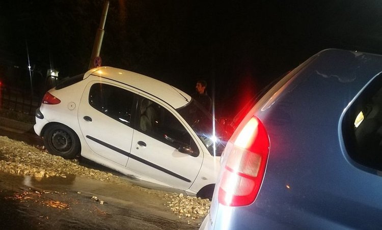 Кола пропадна в изкоп от ВиК ремонт в Пловдив