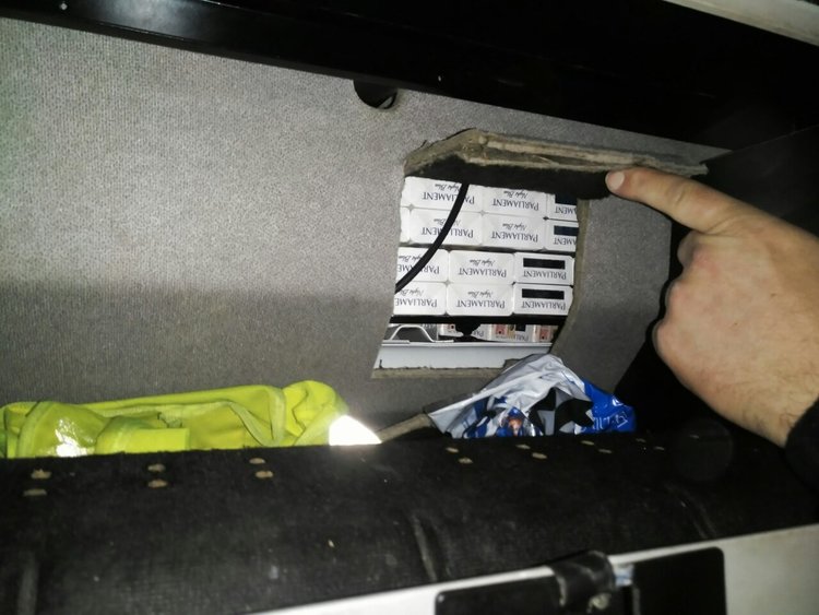 Крият цигари в гуми и тайници на камиони