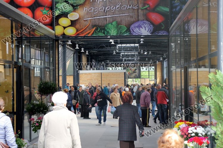 Заработи новият Бабин пазар в Димитровград – кметът и областният си напазаруваха