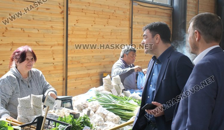 Заработи новият Бабин пазар в Димитровград – кметът и областният си напазаруваха