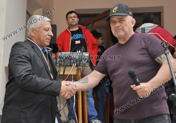 Медали за шампиони по борба в Международния ден на ромите