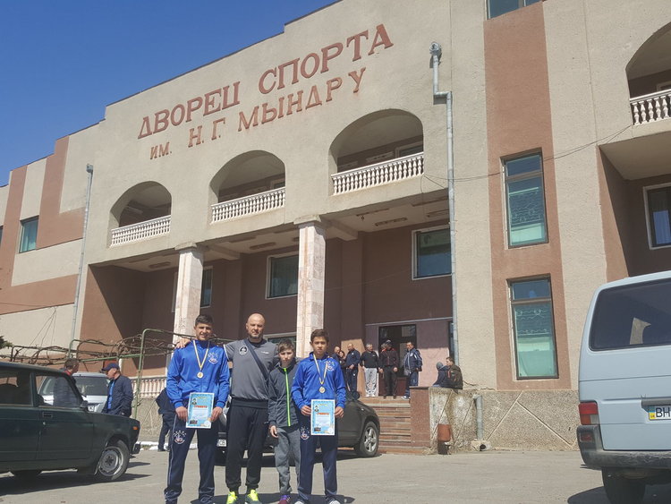 С куп медали се завърнаха димитровградските борци от международни турнири