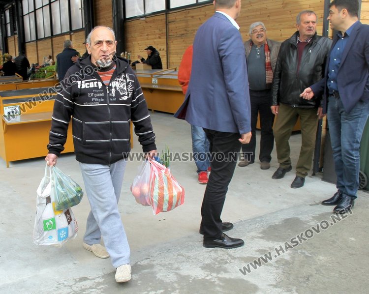 Заработи новият Бабин пазар в Димитровград – кметът и областният си напазаруваха