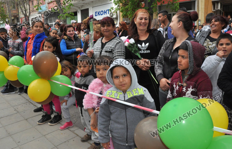 Медали за шампиони по борба в Международния ден на ромите
