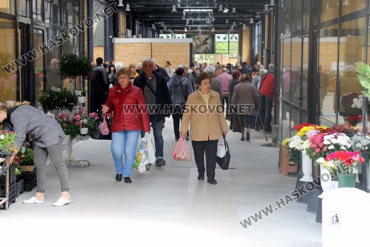 Заработи новият Бабин пазар в Димитровград – кметът и областният си напазаруваха