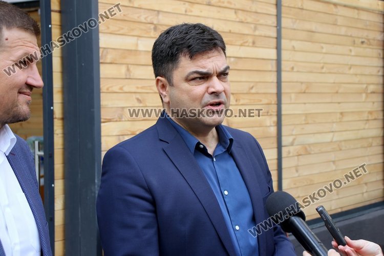 Заработи новият Бабин пазар в Димитровград – кметът и областният си напазаруваха