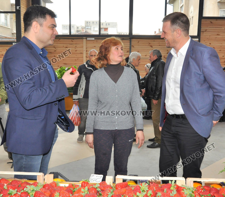 Заработи новият Бабин пазар в Димитровград – кметът и областният си напазаруваха