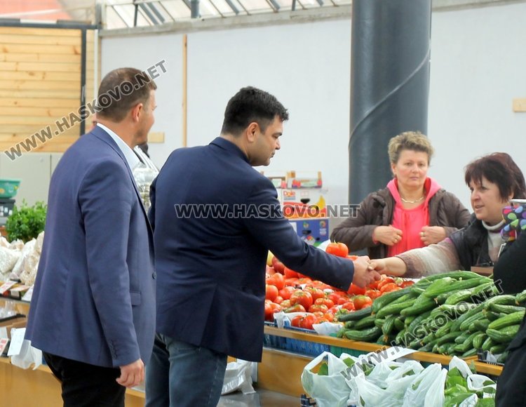 Заработи новият Бабин пазар в Димитровград – кметът и областният си напазаруваха