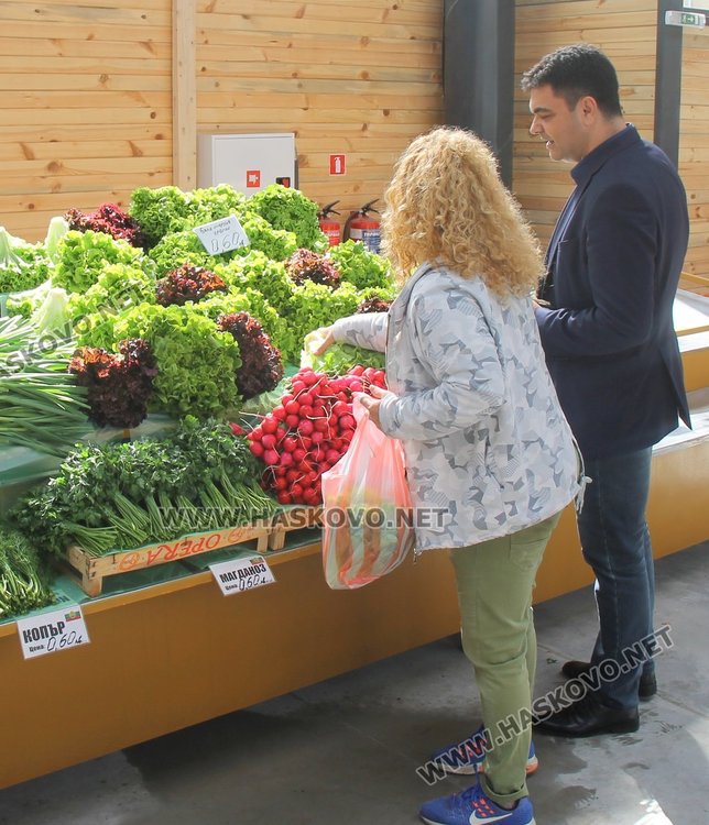 Заработи новият Бабин пазар в Димитровград – кметът и областният си напазаруваха