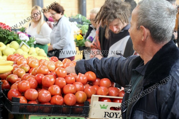 Заработи новият Бабин пазар в Димитровград – кметът и областният си напазаруваха
