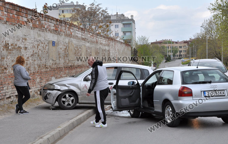 Ауди и Шевролет катастрофираха до бившата казарма в Хасково