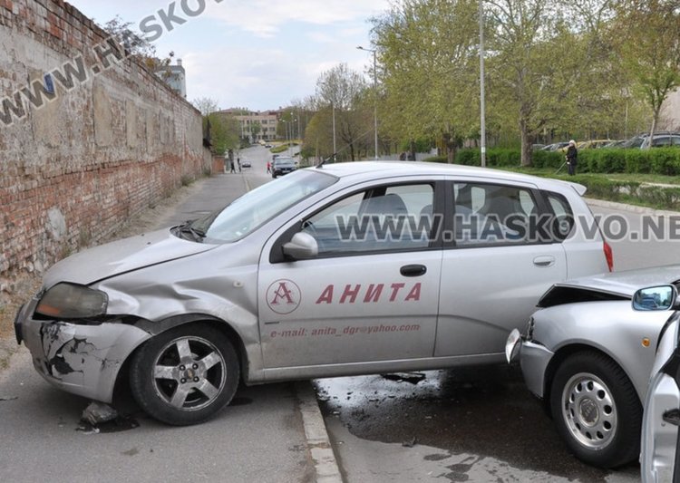 Служебен автомобил на димитровградска фирма и Ауди се сблъснаха в Хасково