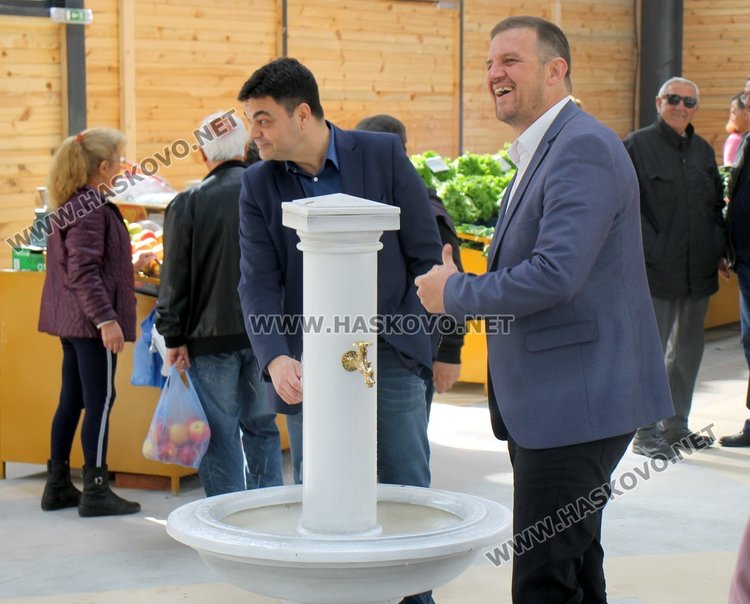 Заработи новият Бабин пазар в Димитровград – кметът и областният си напазаруваха