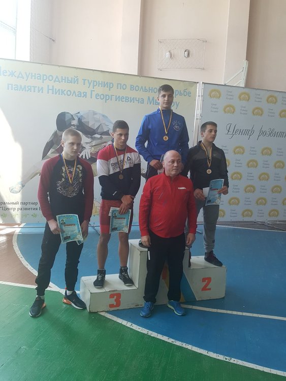 С куп медали се завърнаха димитровградските борци от международни турнири