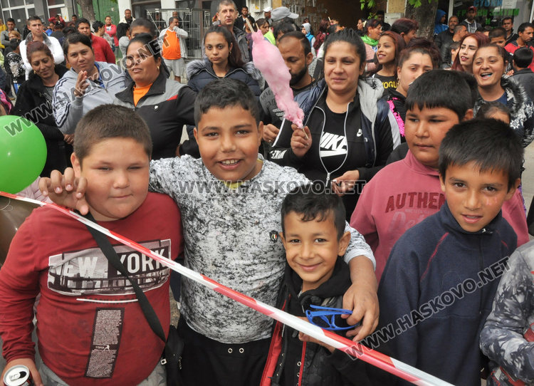 Медали за шампиони по борба в Международния ден на ромите