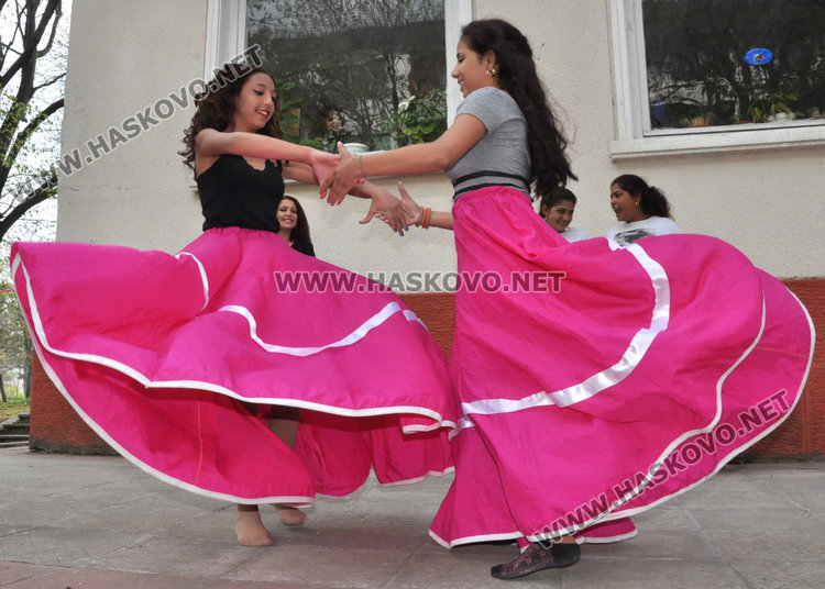 Медали за шампиони по борба в Международния ден на ромите