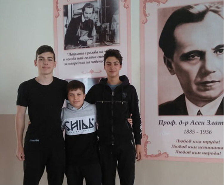 Мария Калинова и „Уеб екип“ в група "А" на финала на "IT Знайко"