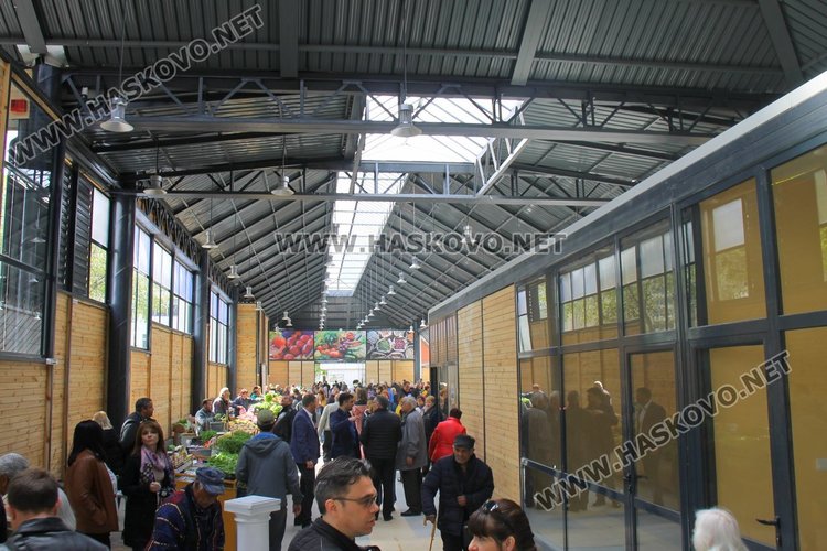 Заработи новият Бабин пазар в Димитровград – кметът и областният си напазаруваха