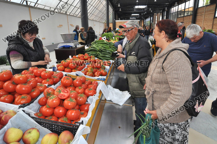Заработи новият Бабин пазар в Димитровград – кметът и областният си напазаруваха