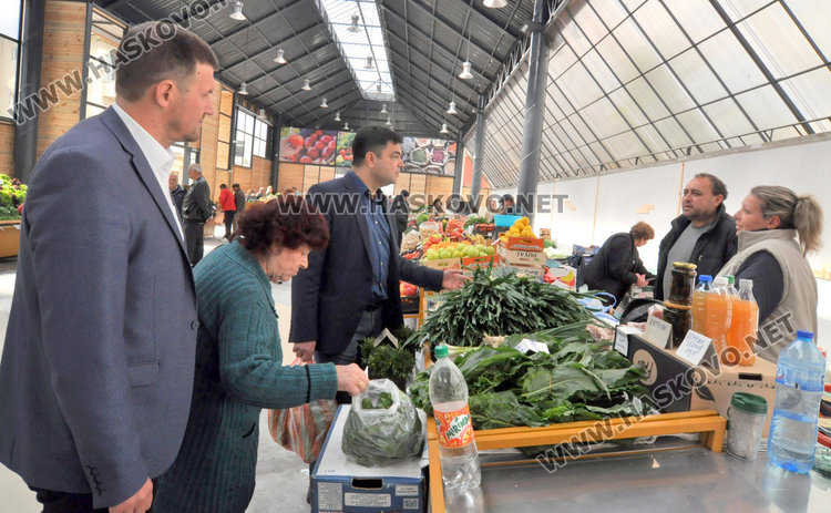 Заработи новият Бабин пазар в Димитровград – кметът и областният си напазаруваха