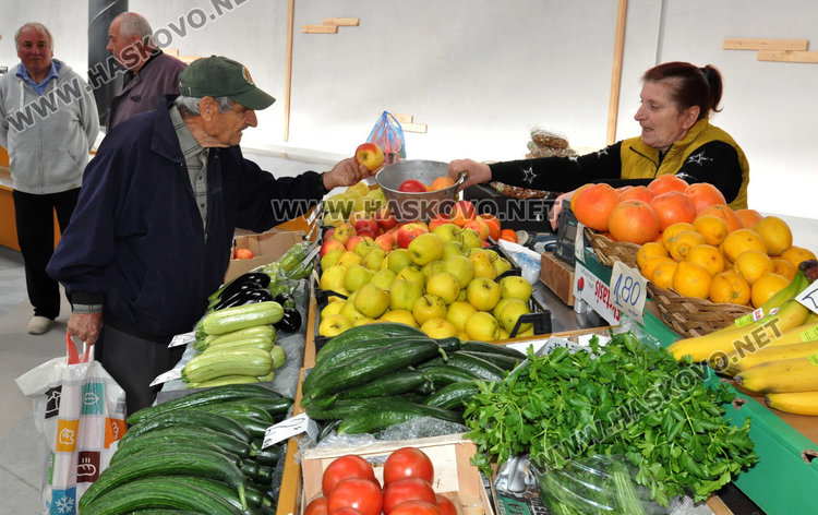 Заработи новият Бабин пазар в Димитровград – кметът и областният си напазаруваха