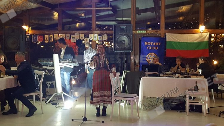 Ротарианците от Момчилград събраха на благотворителен бал 6000 лв.в подкрепа на децата