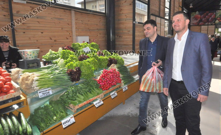 Заработи новият Бабин пазар в Димитровград – кметът и областният си напазаруваха