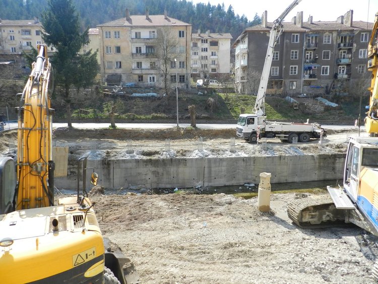 Мадан ще има нов паркинг с близо 100 места и нова градска градина